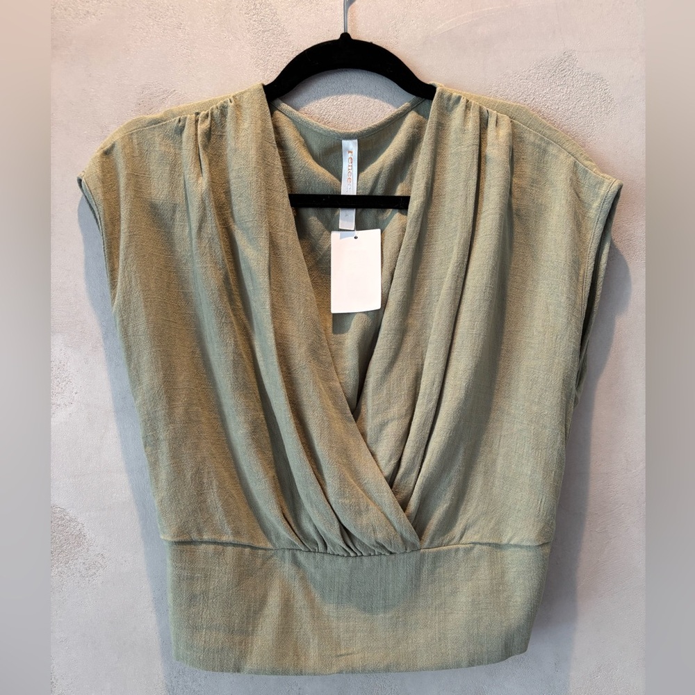 Renee C. Linen blend top, size medium, NWT!